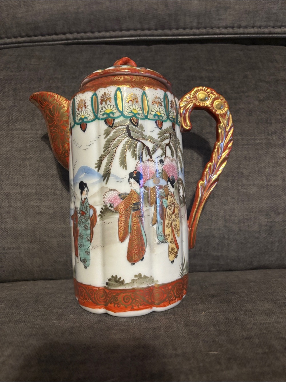 ANTIQUE JAPANESE KUTANI CERAMIC TEAPOT CHOCOLATE COFFEE PITCHER GEISHA GIOKUSEI